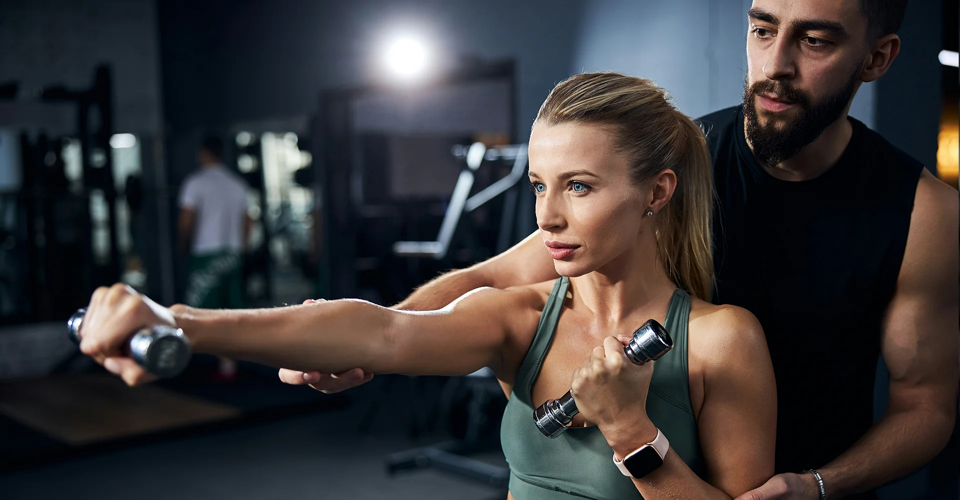Kobieta z trenerem personalnym na treningu